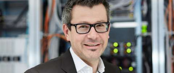 Mann mit Brille im braunen Anzug Mann mit Brille im braunen Anzug
